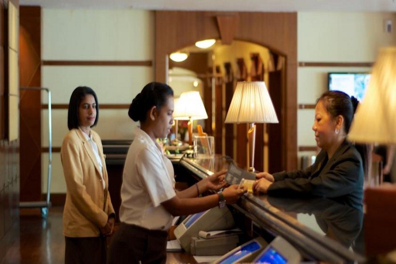 Ascott Gurney Penang Ξενοδοχείο Τζωρτζ Τάουν Εξωτερικό φωτογραφία A hotel receptionist at work